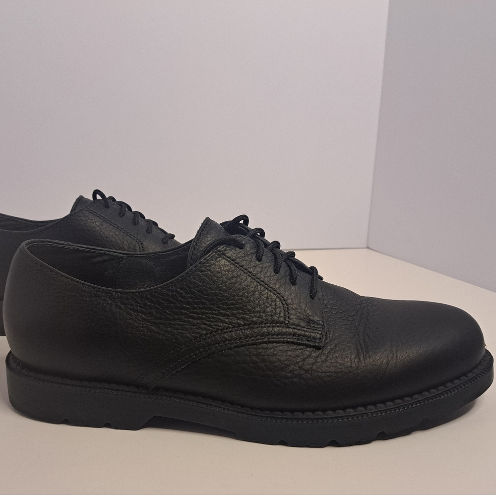 St. John's Bay black leather oxfords in men's size 10